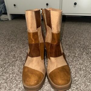 Universal Thread Women's Brown and Tan Courts. Y2K chunky heel boot.